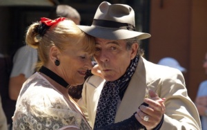 Seniorentanz - tanzendes älteres Paar
