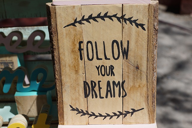 Sprachkurs Englisch - follow your dreams schild